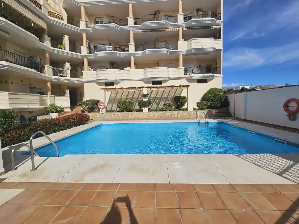 Piscina de Pis en venda en Torrox amb Jardí privat, Terrassa i Piscina