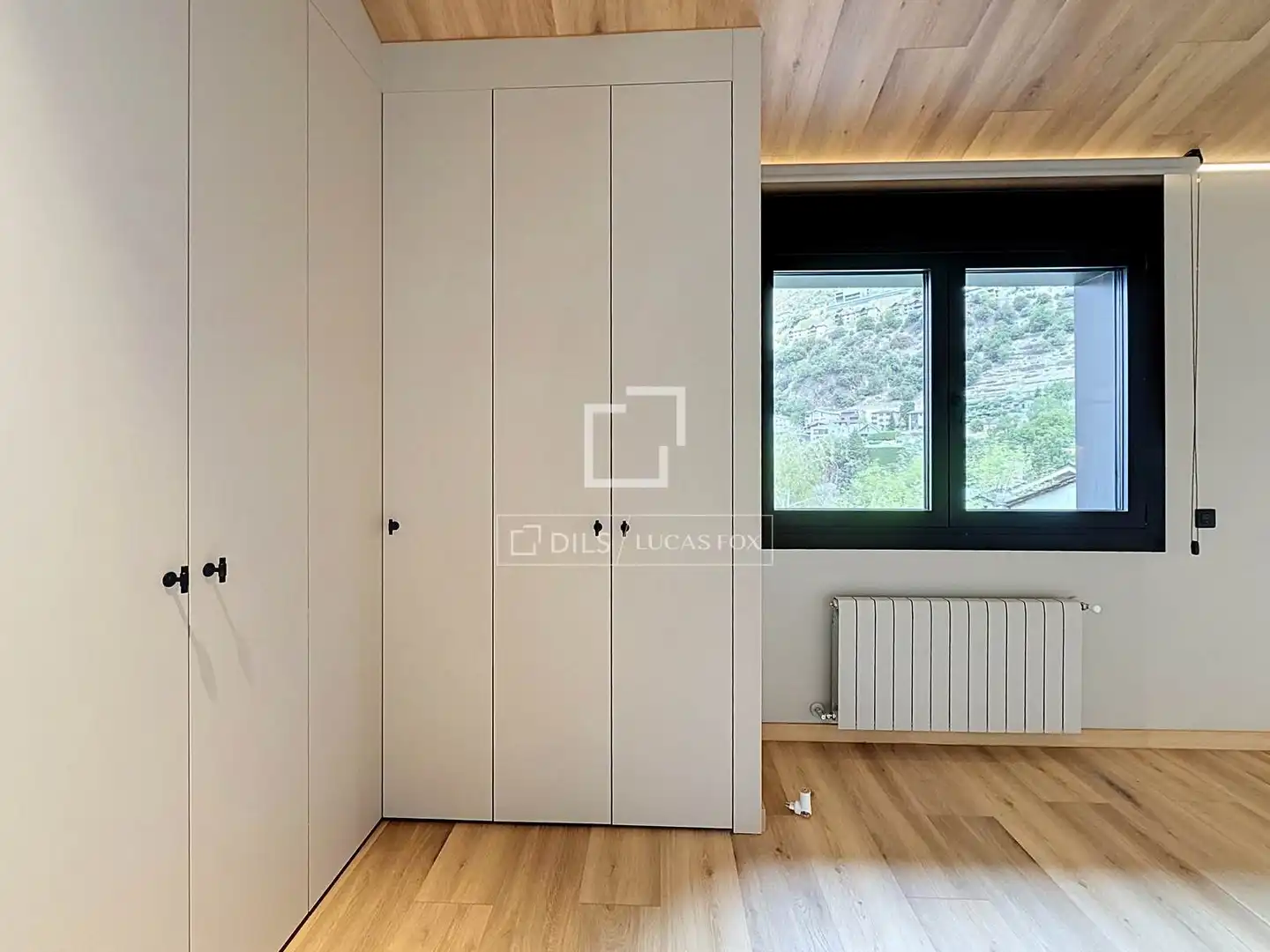 Dormitori de Casa o xalet en venda en Madrid amb Calefacció, Jardí privat i Parquet