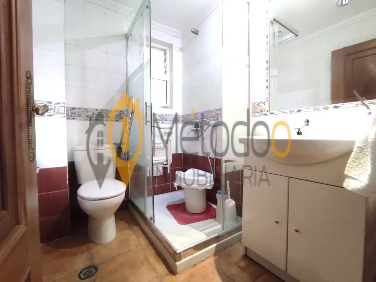 Bathroom of Flat for sale in Sevilla  with Air Conditioner, Terrace and Balcony