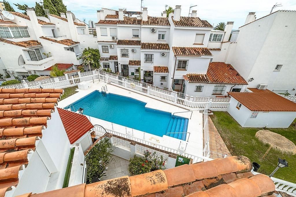 Vista exterior de Casa adosada en venda en Torremolinos amb Aire condicionat, Terrassa i Piscina comunitària