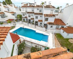 Vista exterior de Casa adosada en venda en Torremolinos amb Aire condicionat, Terrassa i Piscina comunitària