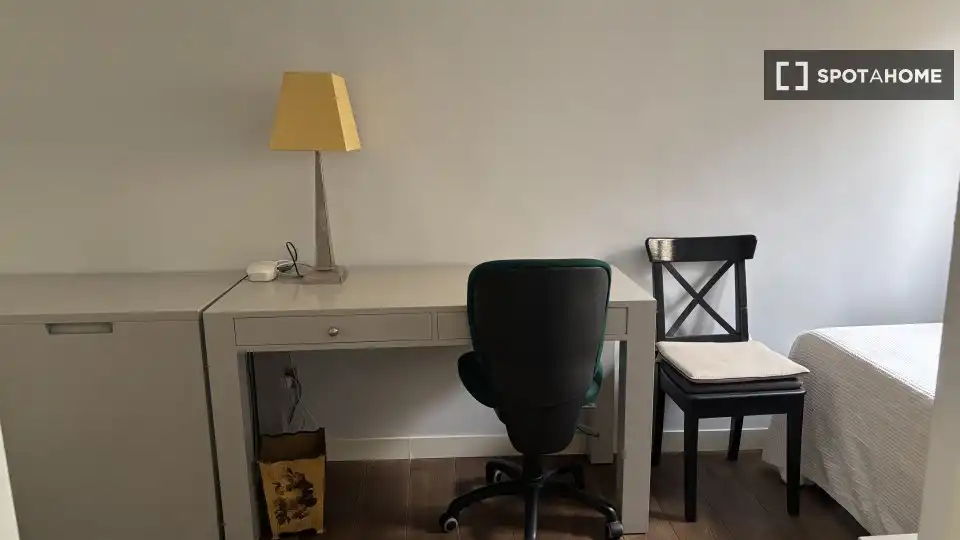 Bedroom of Flat for share in Barrio de Salamanca