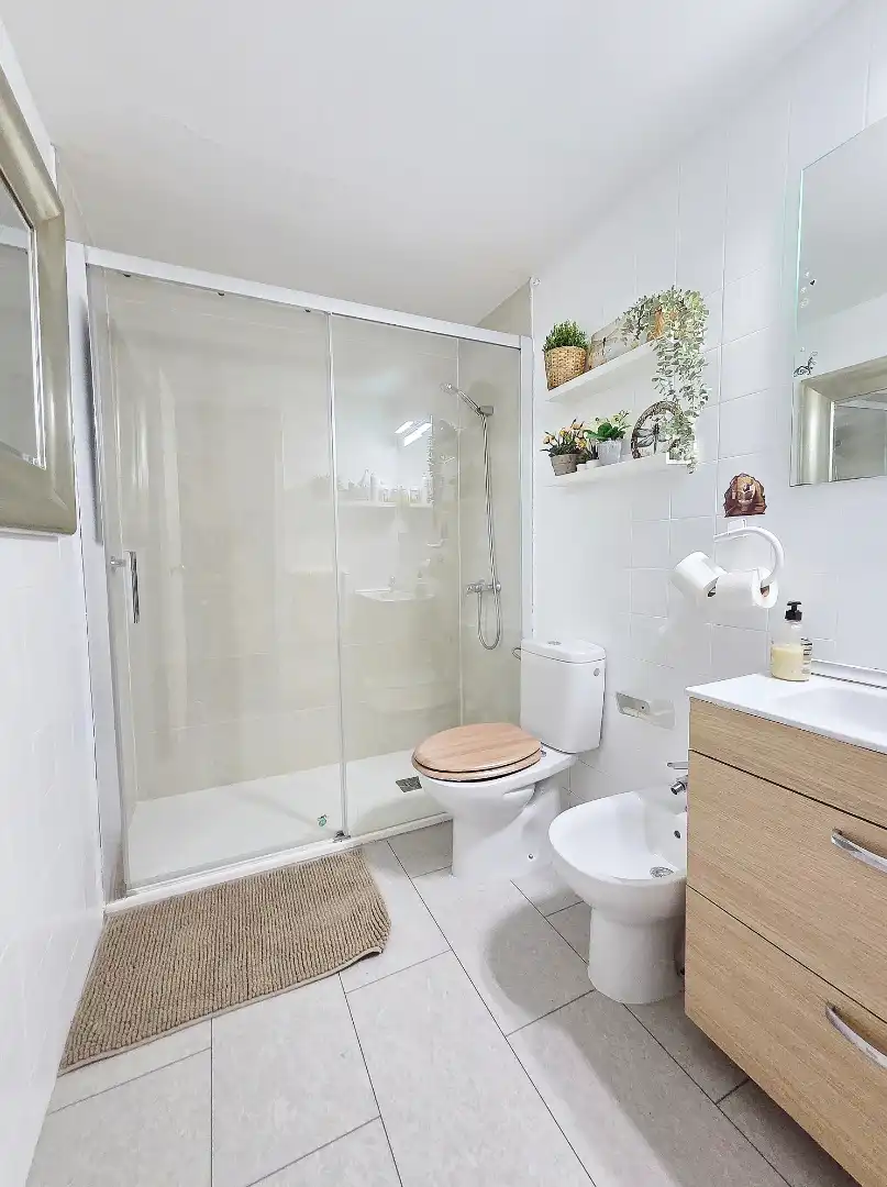 Badezimmer von Wohnung zum Verkauf in Cerdanyola del Vallès mit Ofen und Balkon