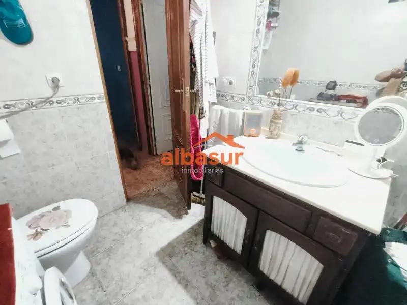 Bany de Casa adosada en venda en Córdoba amb Aire condicionat, Terrassa i Traster