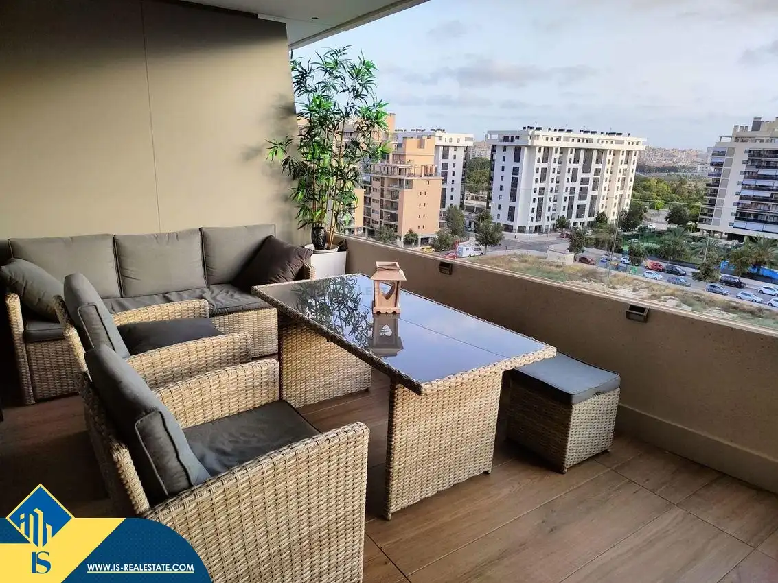 Terraza de Piso en venta en Alicante / Alacant con Terraza, Amueblado y Piscina comunitaria