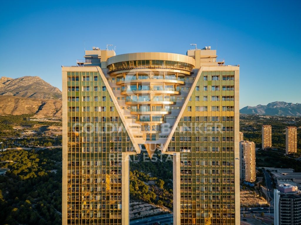 Vista exterior de Àtic en venda en Benidorm amb Aire condicionat, Jardí privat i Terrassa
