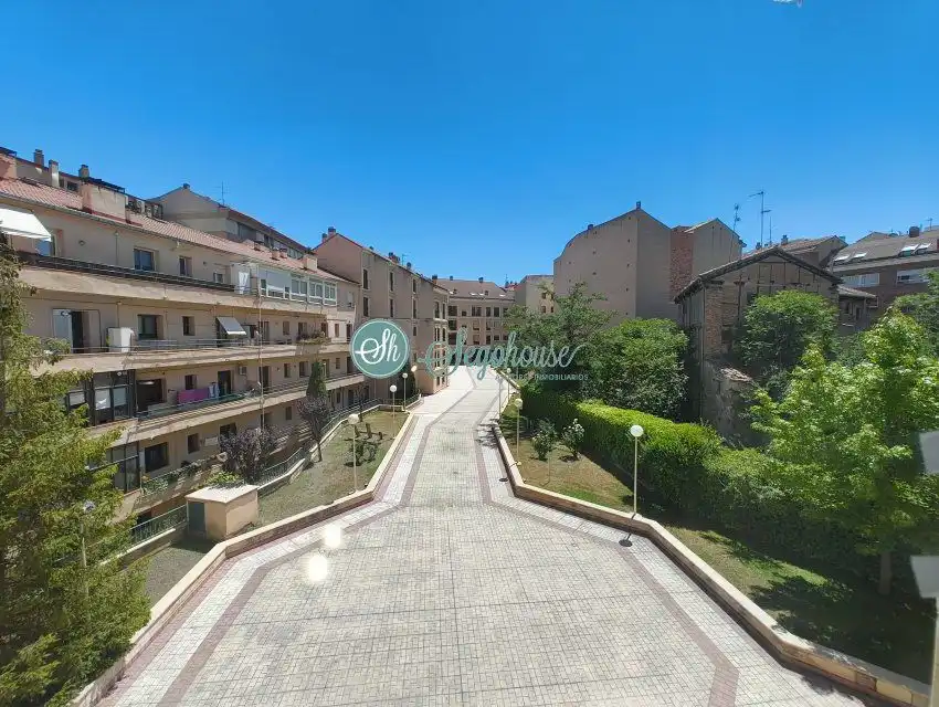 Vista exterior de Piso de alquiler en Segovia con Calefacción y Parquet