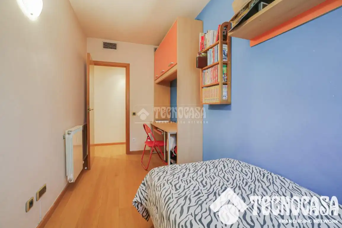 Schlafzimmer von Wohnung zum Verkauf in Barcelona mit Klimaanlage, Abstellraum und Balkon