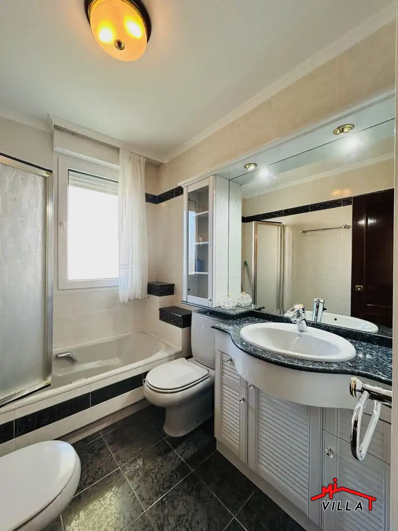Baño de Piso en venta en Laredo con Calefacción, Terraza y Amueblado