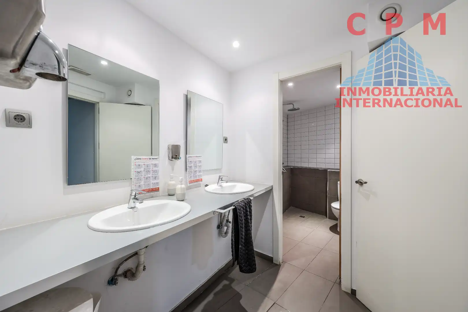 Bathroom of Office for sale in Madrid  with Air Conditioner, Heating and Terrace