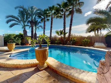 Xalet amb piscina en venda a Alzabares