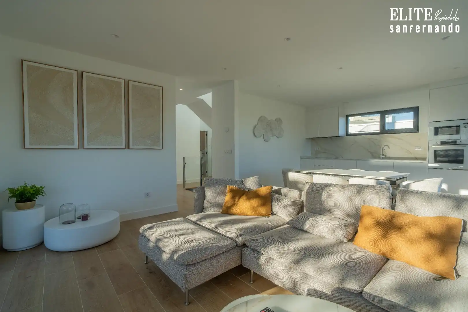 Sala d'estar de Casa o xalet en venda en Suances amb Calefacció, Jardí privat i Terrassa