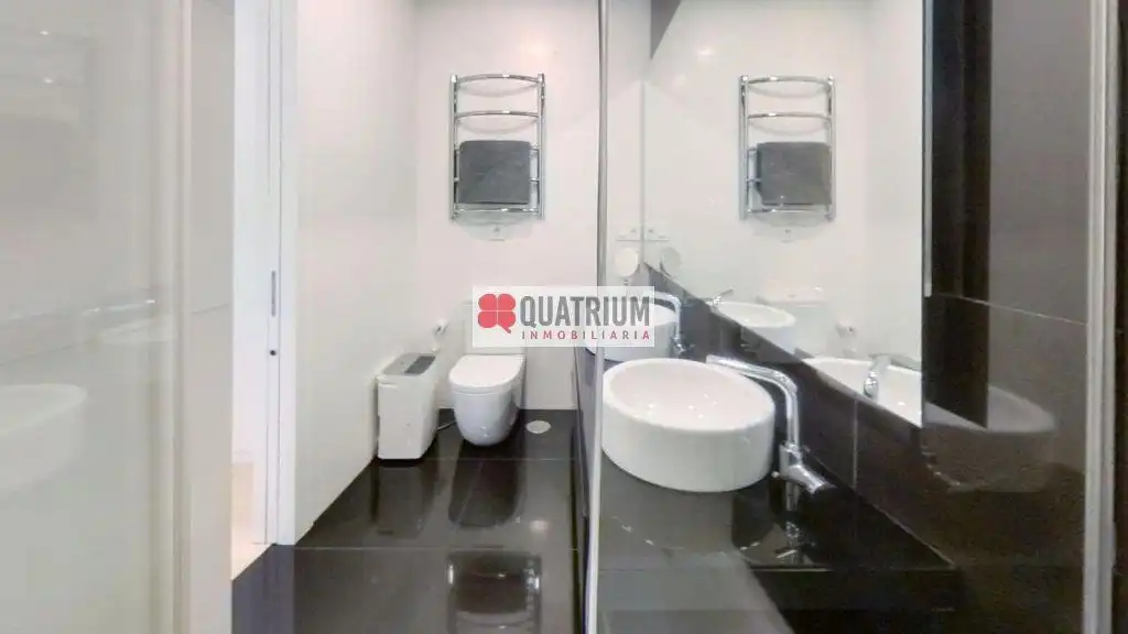 Bathroom of Duplexes for sale in Santiago de Compostela   with Storage room and Community pool