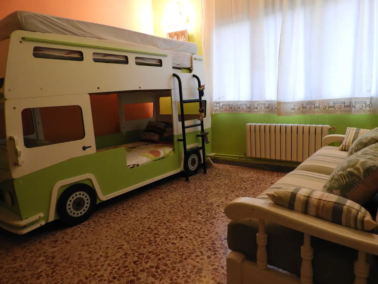 Schlafzimmer von Haus oder Chalet zum Verkauf in Castellar del Vallès mit Klimaanlage, Heizung und Privatgarten