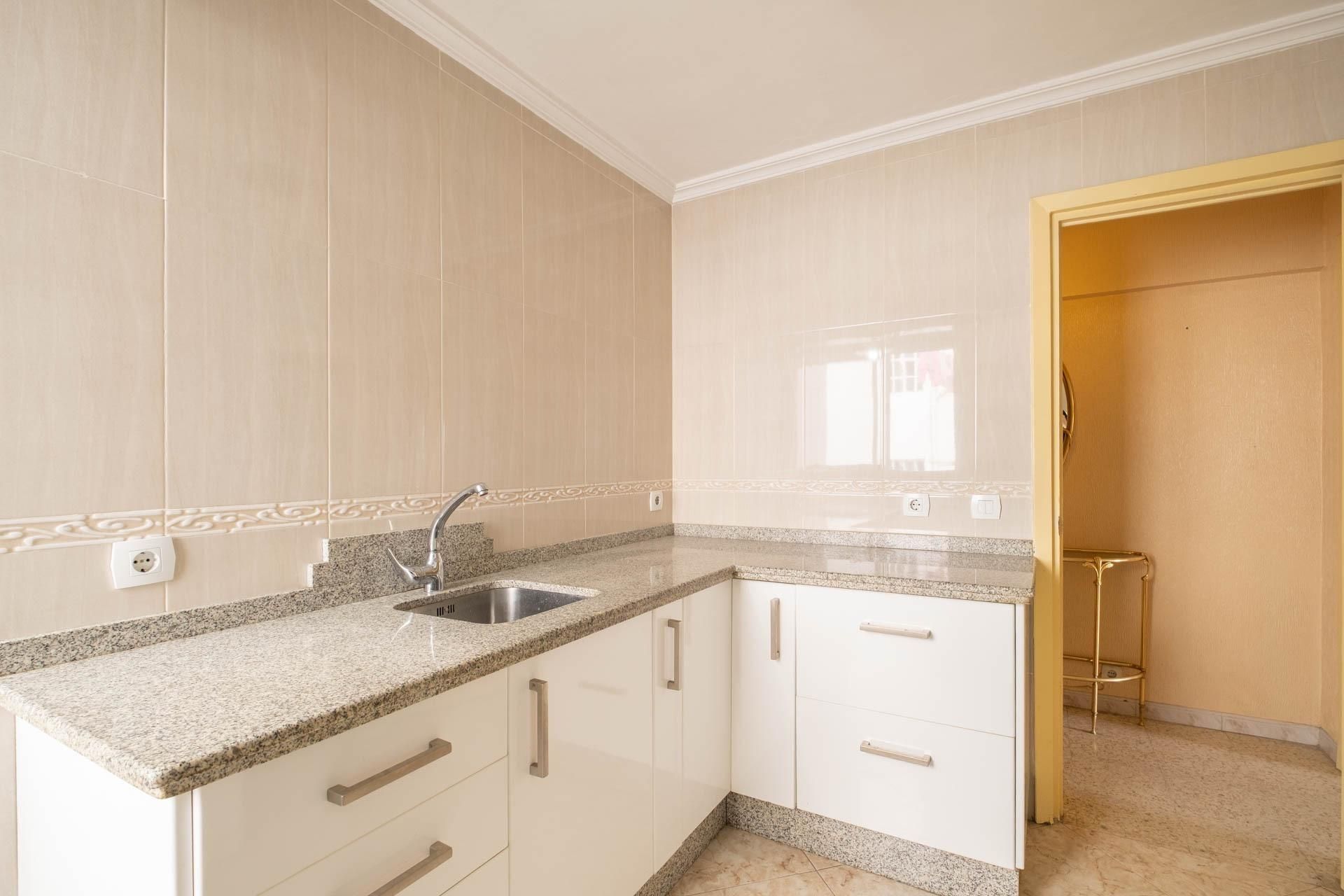 Kitchen of Flat for sale in  Sevilla Capital  with Air Conditioner and Balcony