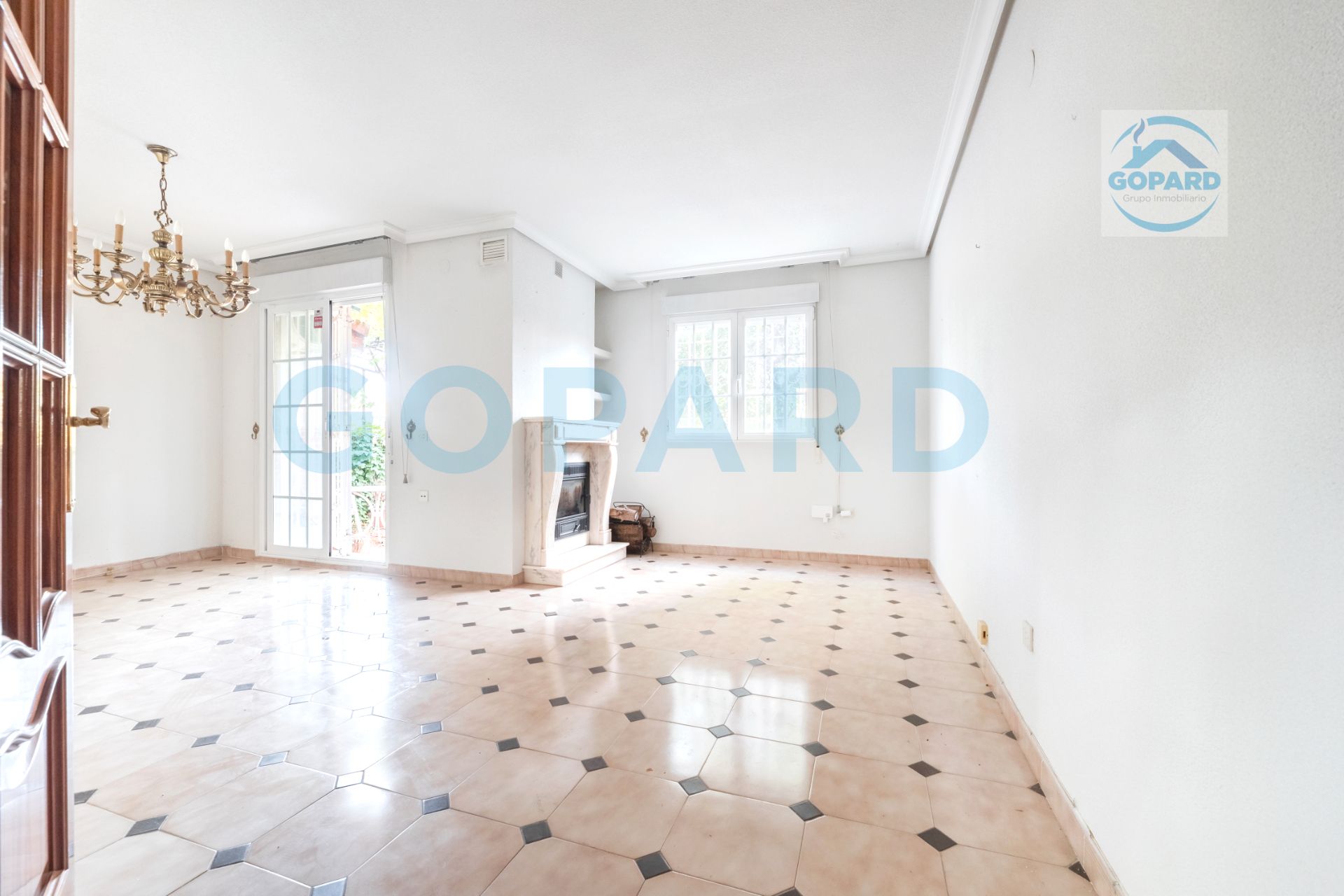 Sala d'estar de Casa adosada en venda en Villanueva de la Cañada amb Aire condicionat, Calefacció i Jardí privat