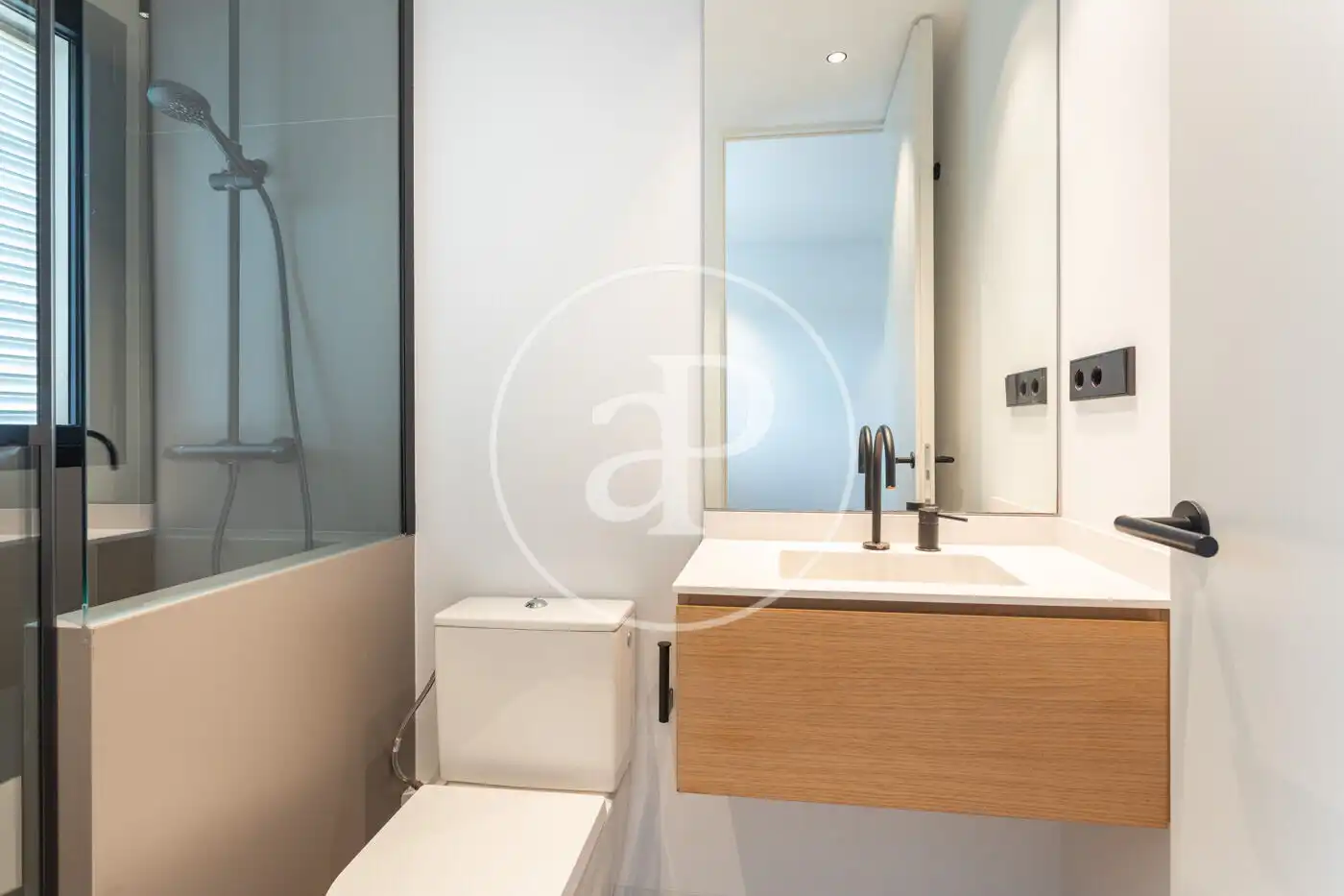 Baño de Piso de alquiler en Barcelona con Aire acondicionado, Calefacción y Jardín privado