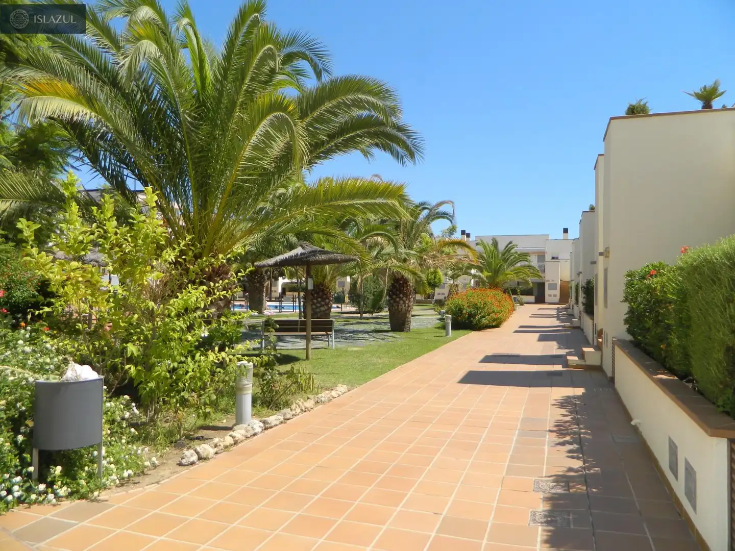 Vista exterior de Casa adosada en venda en Isla Cristina amb Aire condicionat, Calefacció i Jardí privat