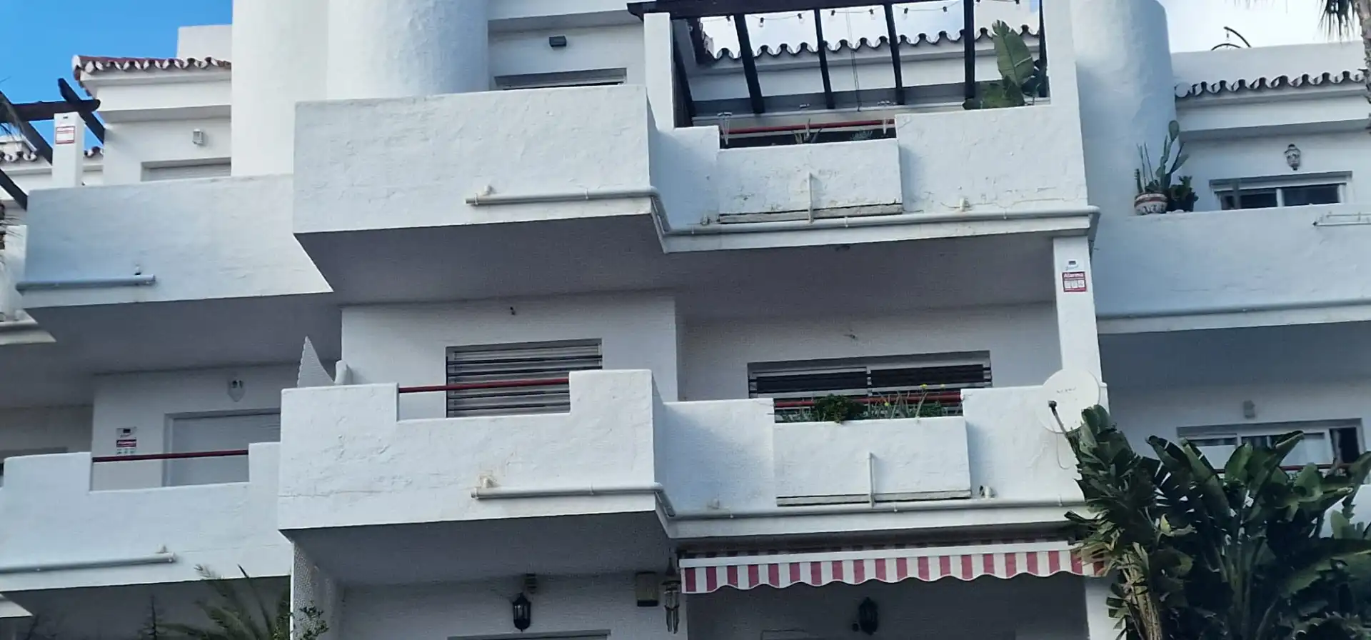 Vista exterior de Piso en venta en Estepona con Jardín privado, Terraza y Piscina