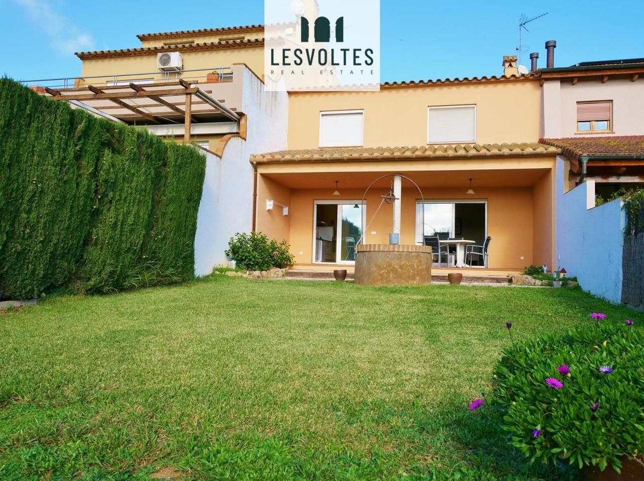 Vista exterior de Casa adosada en venda en Palafrugell amb Calefacció, Jardí privat i Terrassa