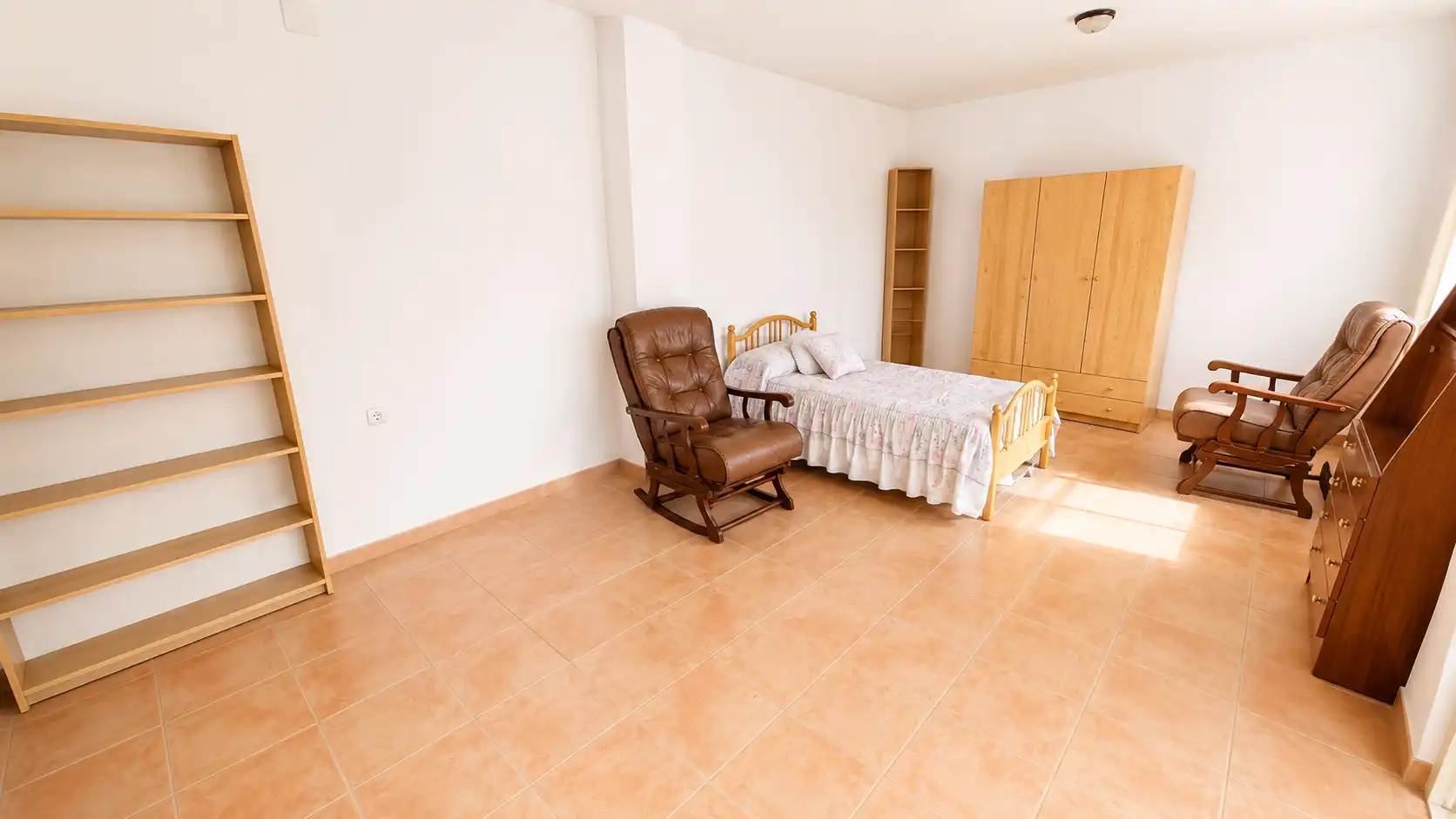 Schlafzimmer von Einfamilien-Reihenhaus zum Verkauf in Vélez de Benaudalla mit Privatgarten, Terrasse und Möbliert
