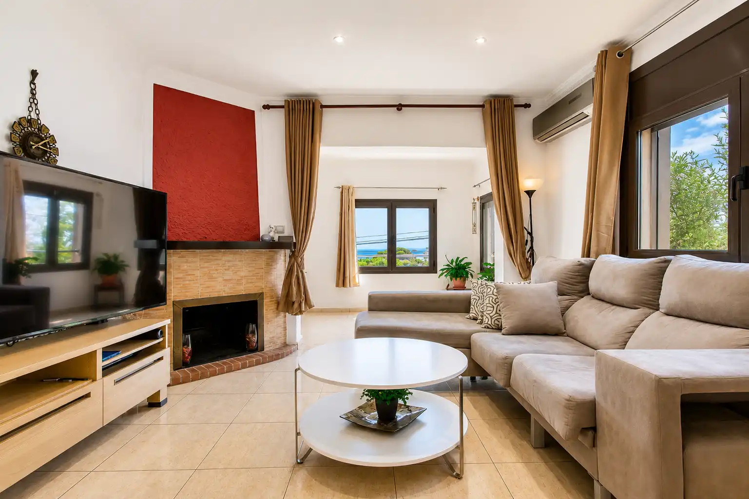 Sala de estar de Casa o chalet en venta en Roses con Aire acondicionado, Calefacción y Jardín privado