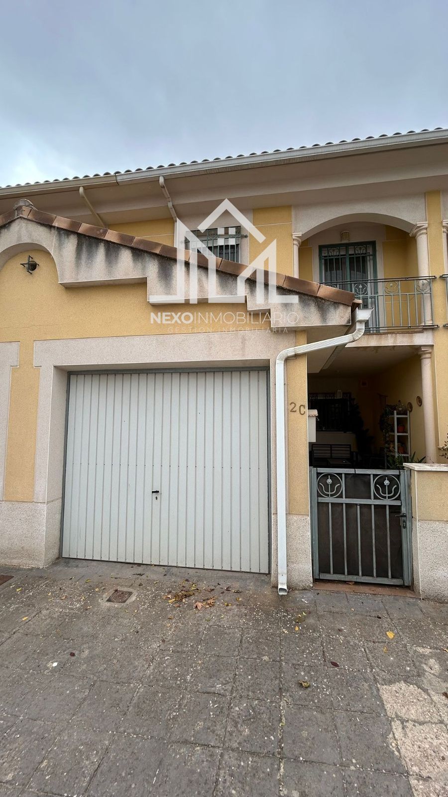 Vista exterior de Casa adosada en venda en Lillo amb Traster i Piscina