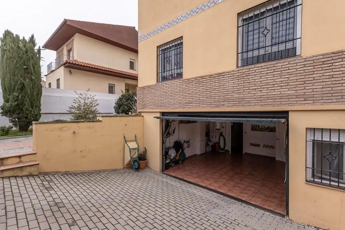 Aparcament de Casa adosada en venda en Alhendín amb Jardí privat i Piscina