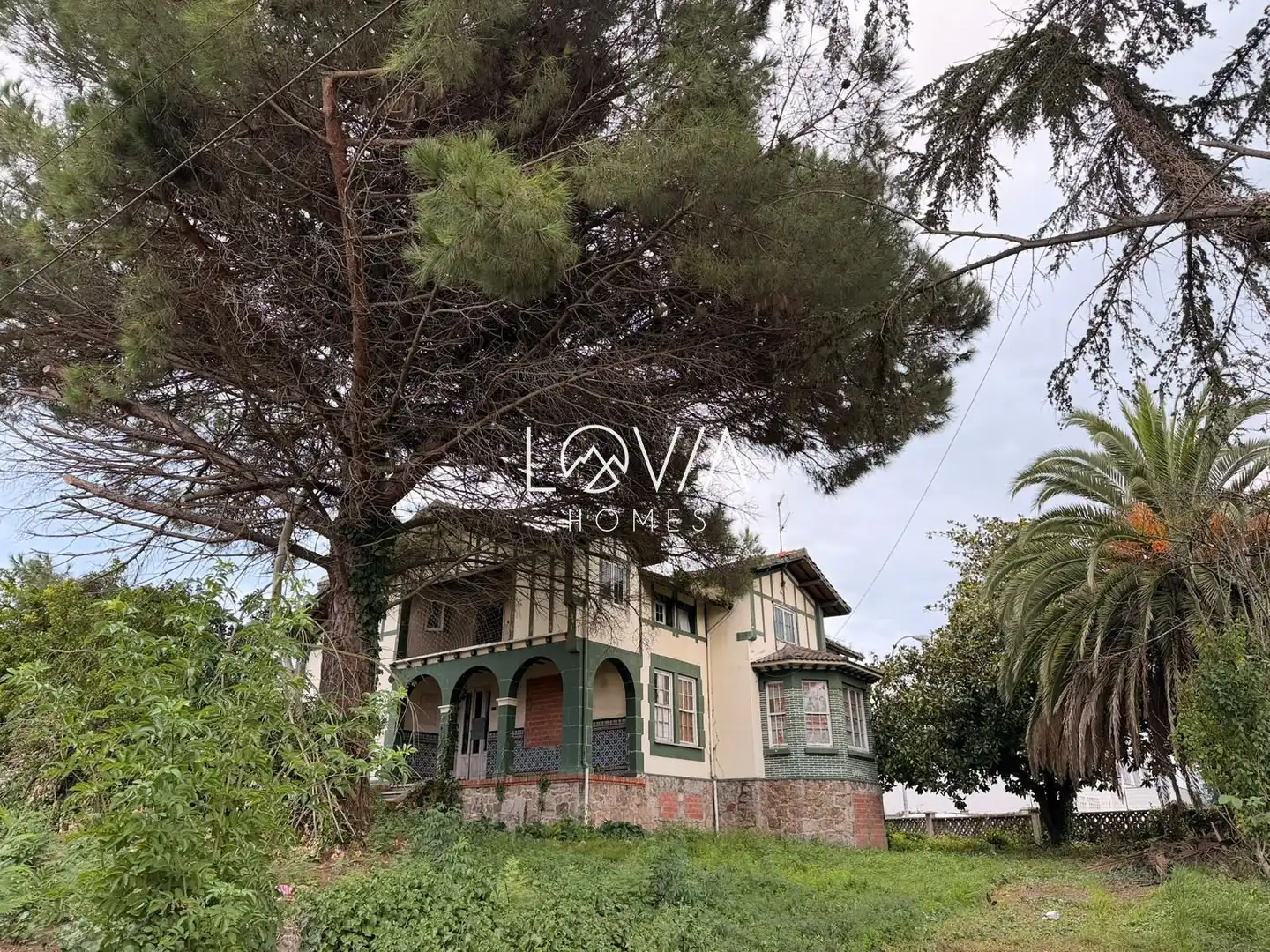 Vista exterior de Casa o xalet en venda en El Carbayedo - El Quirinal