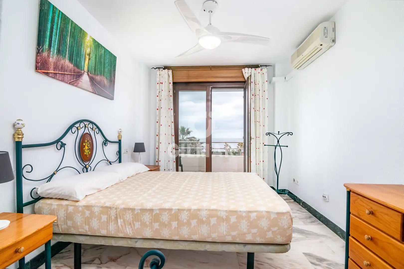 Schlafzimmer von Einfamilien-Reihenhaus zum Verkauf in Manilva mit Heizung, Privatgarten und Schwimmbad