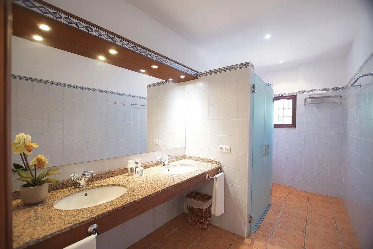 Baño de Edificio en venta en Ses Salines con Piscina comunitaria