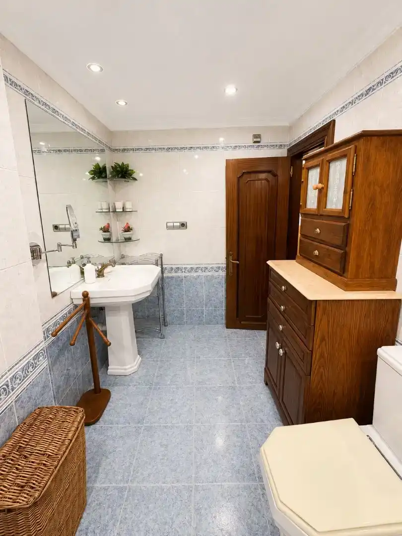 Badezimmer von Wohnung zur Miete in Siero mit Klimaanlage