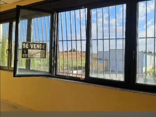 Nau industrial en venda a Avenida Vía de la Plata 5