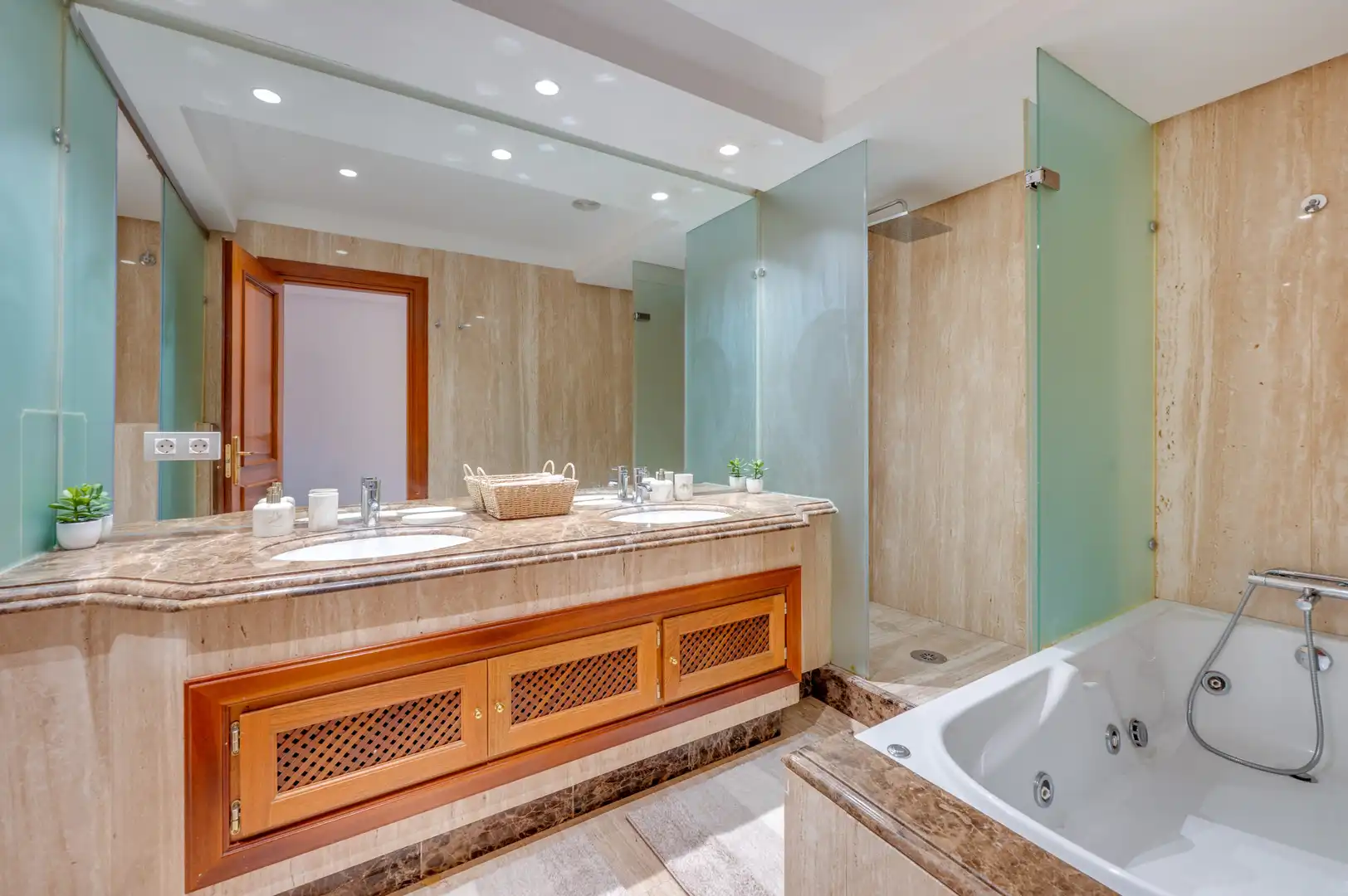 Baño de Apartamento de alquiler en Estepona con Aire acondicionado, Terraza y Piscina