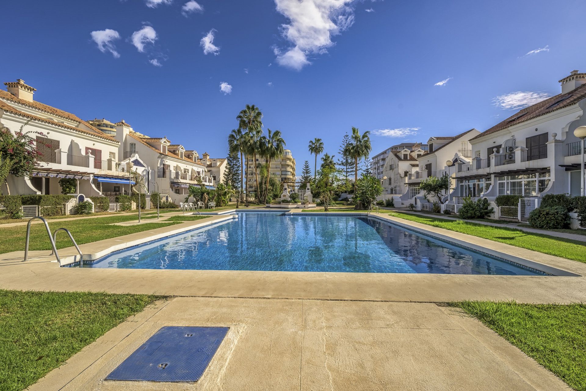 Swimming pool of Single-family semi-detached for sale in Fuengirola  with Air Conditioner, Terrace and Swimming Pool