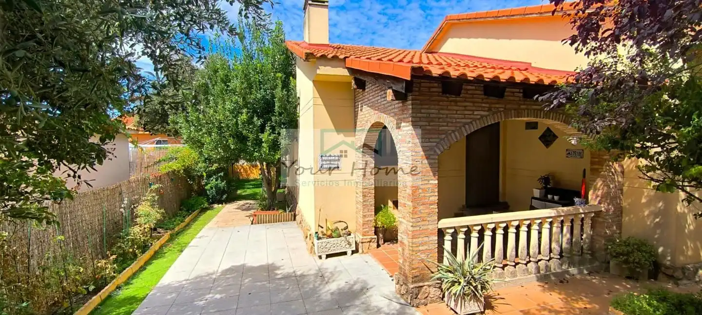 Casa amb piscina en venda a Calle de los Pinares, imagen 3