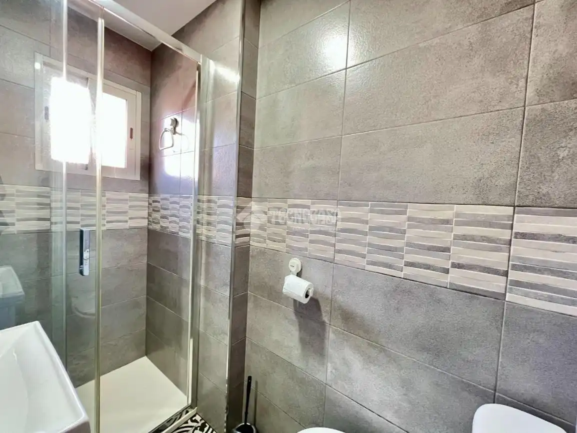 Bathroom of Flat for sale in Madrid  with Air Conditioner and Heating