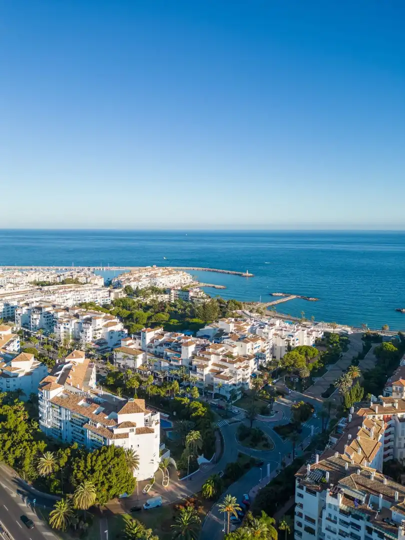 Vista exterior de Apartament en venda en Marbella amb Aire condicionat, Calefacció i Jardí privat