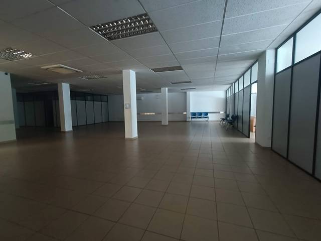 Local comercial en Alquiler en Avinguda de València en Ensanche - Parque Santa Rosa