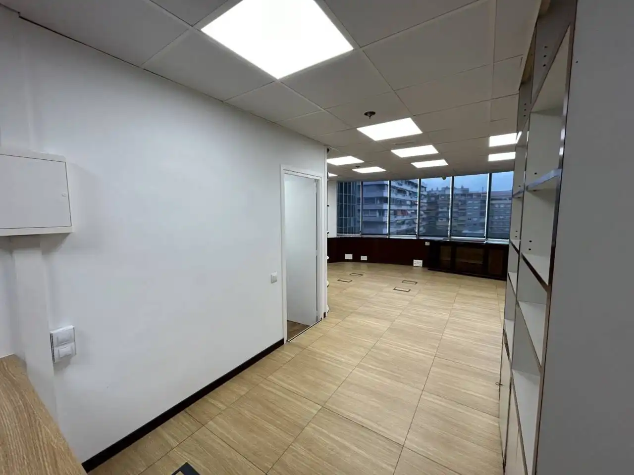 Büro zur Miete in Barcelona mit Klimaanlage, Heizung und Alarm