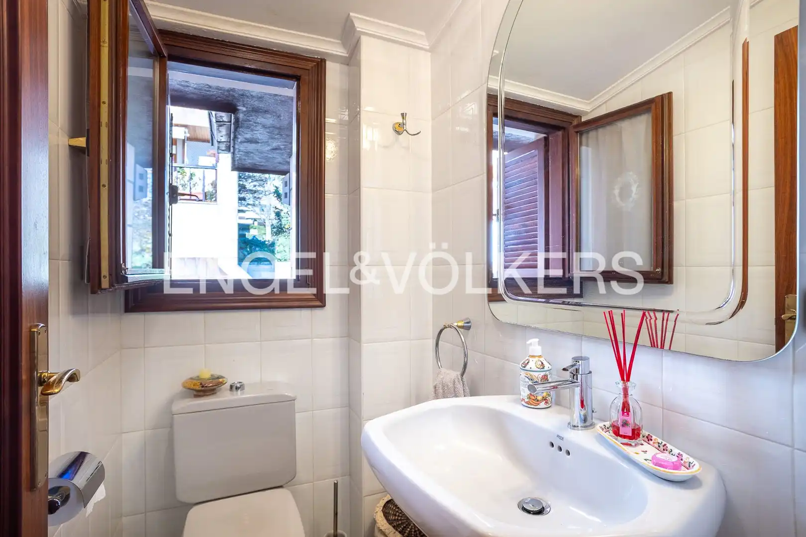Badezimmer von Einfamilien-Reihenhaus zum Verkauf in Santander mit Heizung, Privatgarten und Terrasse