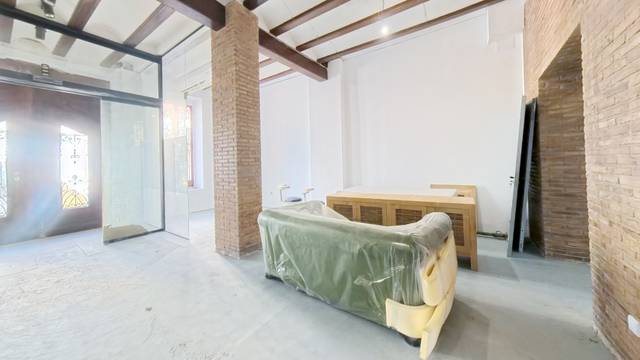 Local comercial en Alquiler en Carrer Primer de Maig en Centro - Ambulatorio