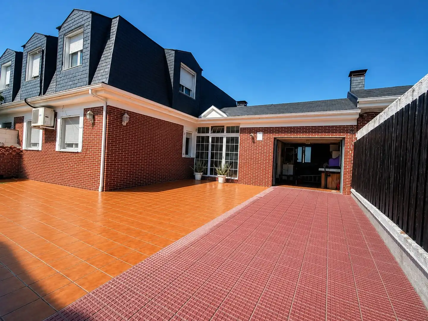 Vista exterior de Casa adosada en venda en Illescas amb Aire condicionat, Calefacció i Jardí privat