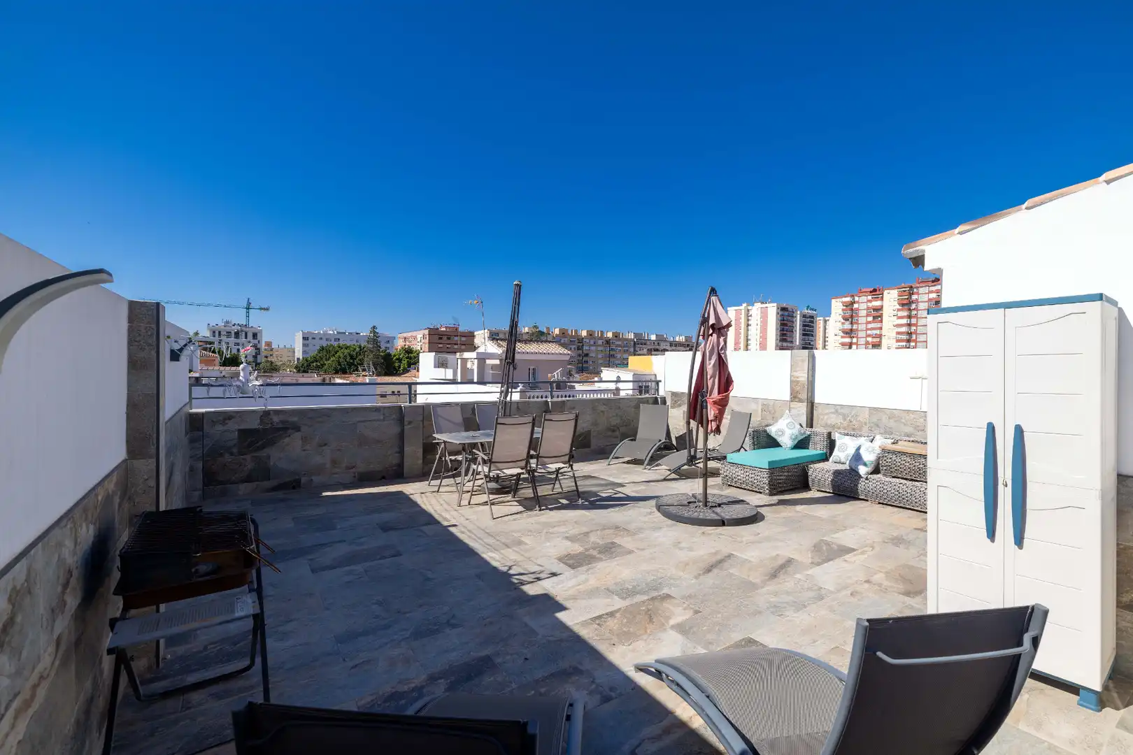 Terrasse von Einfamilien-Reihenhaus zum Verkauf in Málaga mit Klimaanlage, Heizung und Terrasse