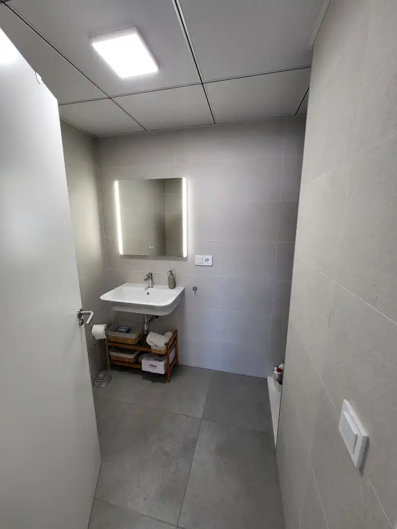 Baño de Piso de alquiler en Almería con Aire acondicionado, Calefacción y Terraza