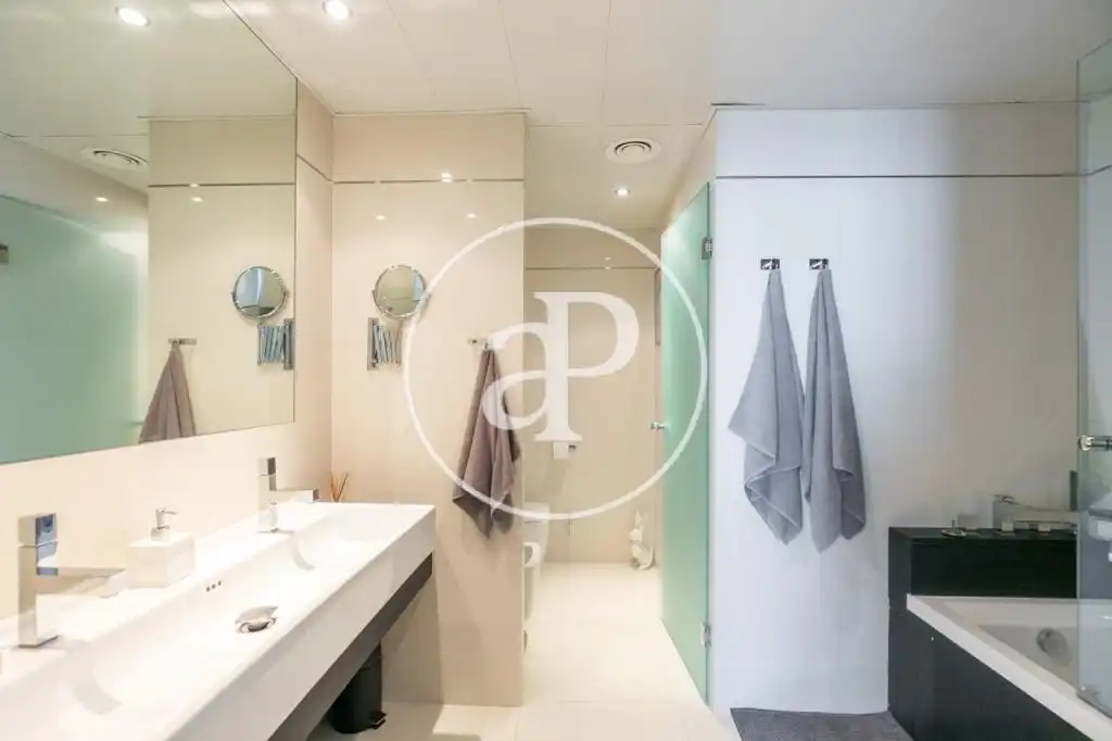 Baño de Ático en venta en Barcelona con Aire acondicionado, Calefacción y Terraza