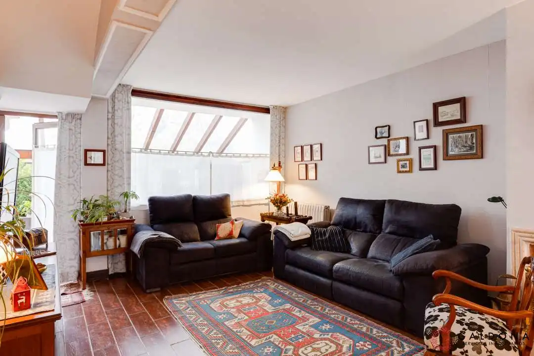 Sala d'estar de Casa adosada en venda en Donostia - San Sebastián  amb Aire condicionat, Calefacció i Jardí privat