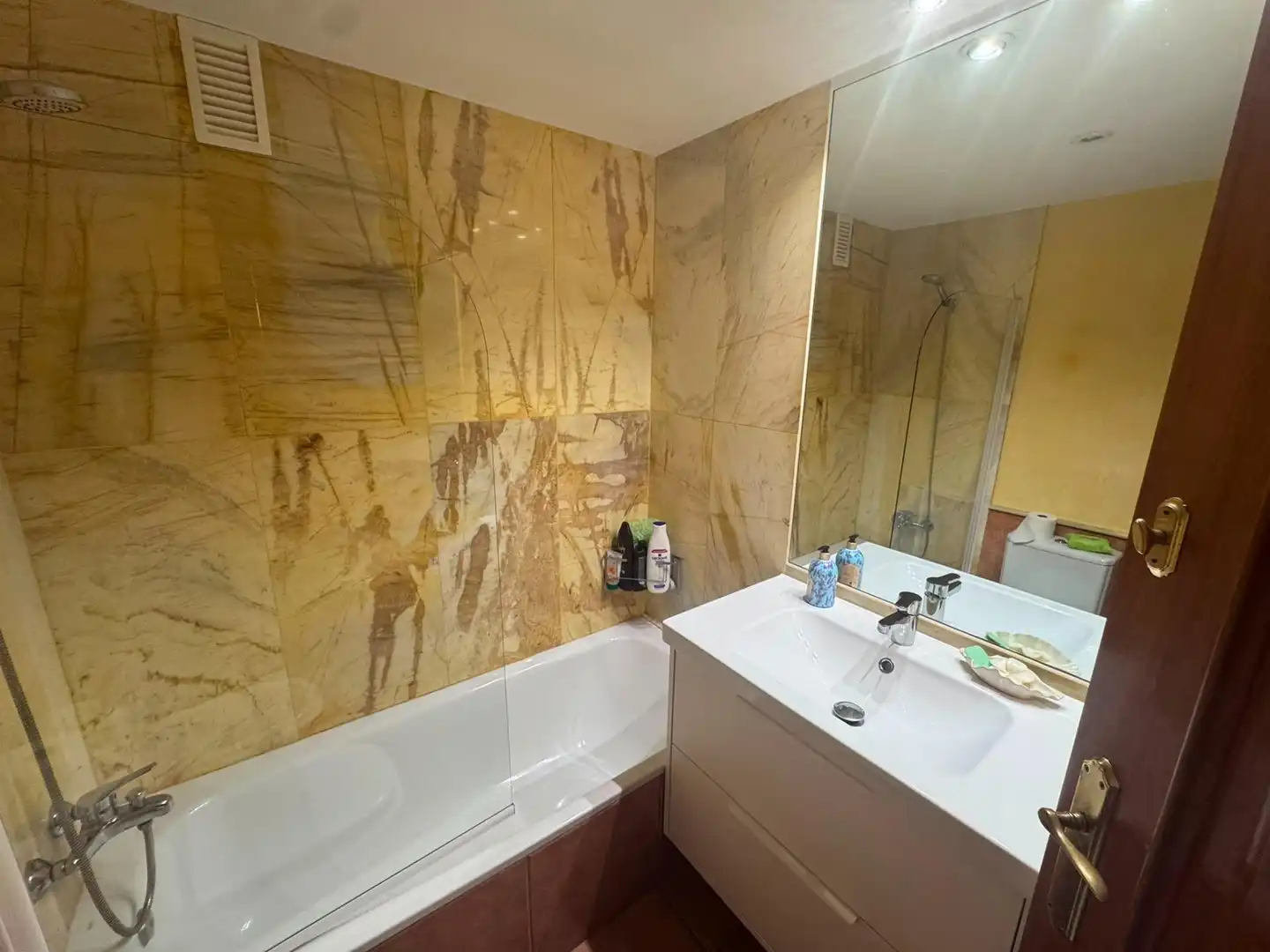 Bathroom of Flat for sale in Pineda de Mar