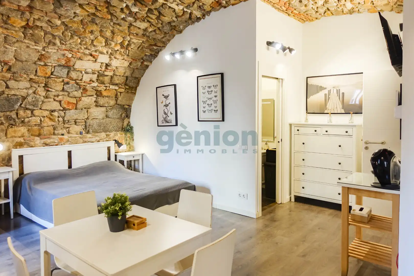Dormitori de Pis en venda en Girona amb Aire condicionat, Calefacció i Moblat