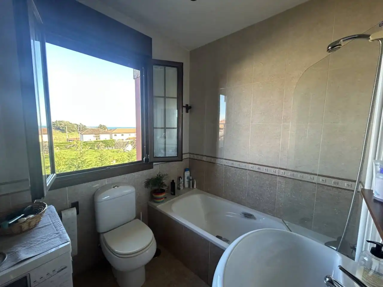 Badezimmer von Haus oder Chalet zum Verkauf in Llanes mit Heizung, Privatgarten und Terrasse
